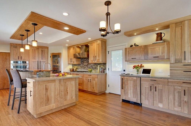деревянные кухонные гарнитуры выглядят по-настоящему домашними, теплыми и уютными