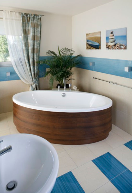 Белый пол в создании дизайна ванной комнаты в морском стиле