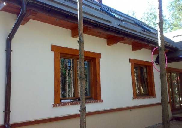 Обрамление окон на фасаде деревом