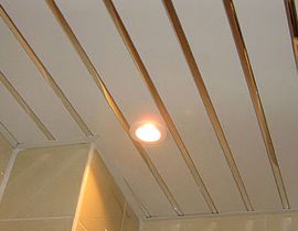 отделка потолка кухни реечный потолок