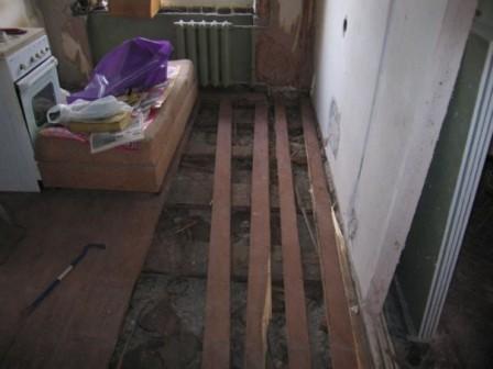 Демонтаж деревянного пола кухни