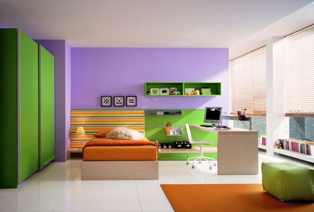 Сочетание зеленого и оранжевого в спальне