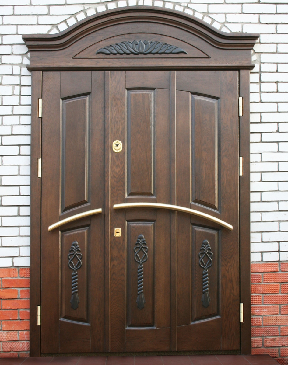 Входная дверь из древесины