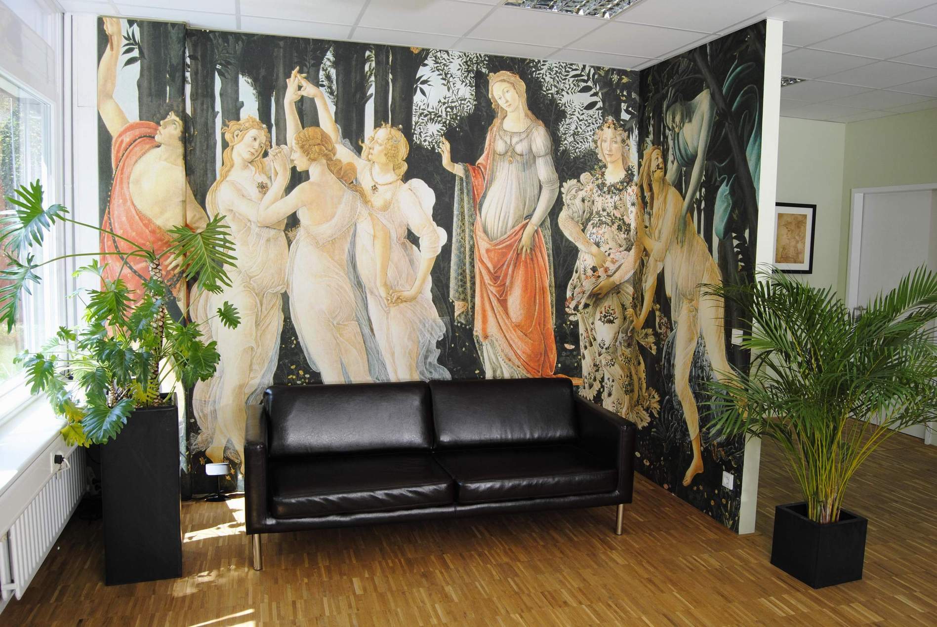 Красивая фреска в гостиной