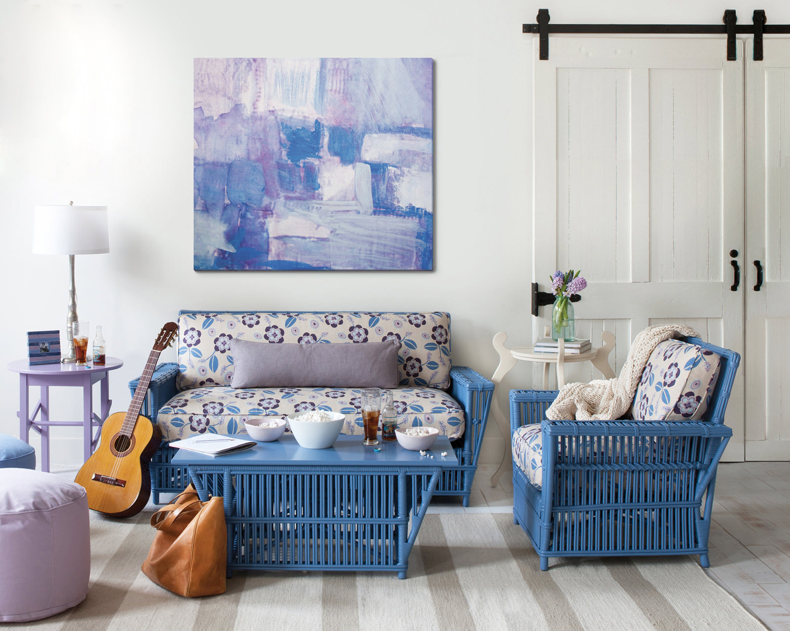 Синий, белый и сиреневый цвета в интерьере гостиной
