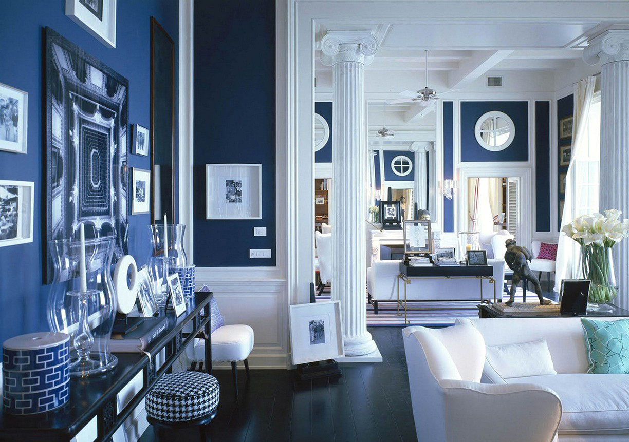 Картины и фотографии в интерьере сине-белой гостиной