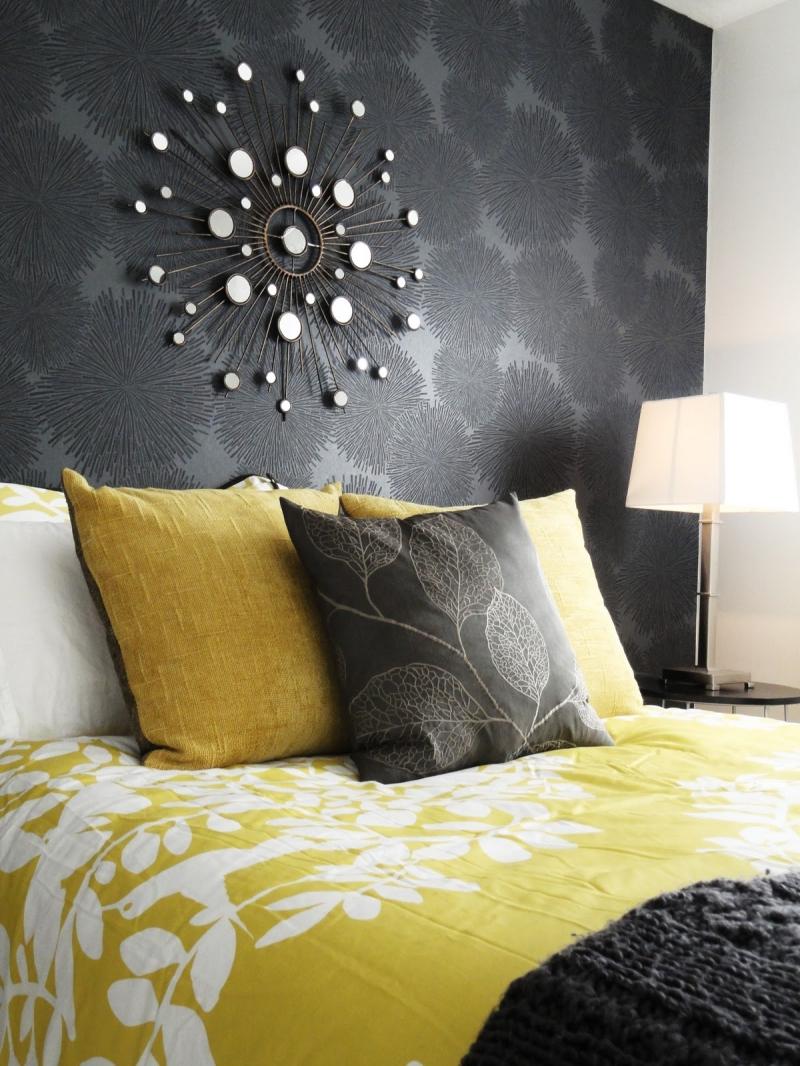 Черно-желтый текстиль в спальне