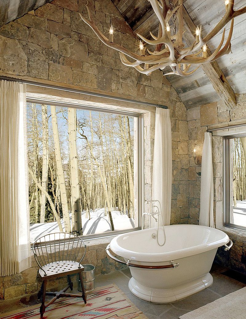 Деревянная люстра в форме рогов в интерьере ванной