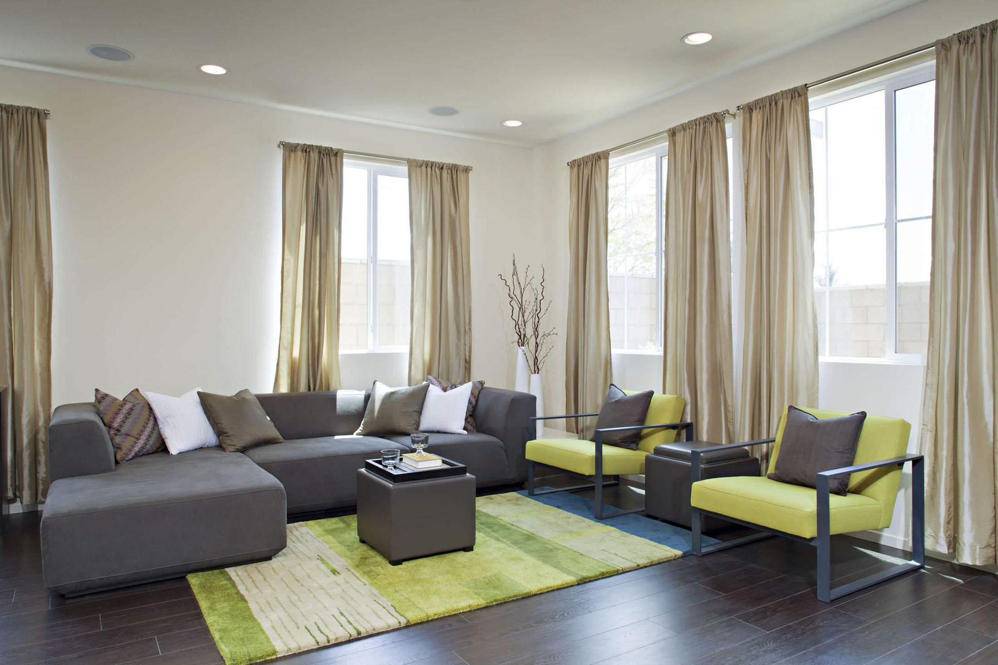 Зелено-серая мебель и акценты в гостиной