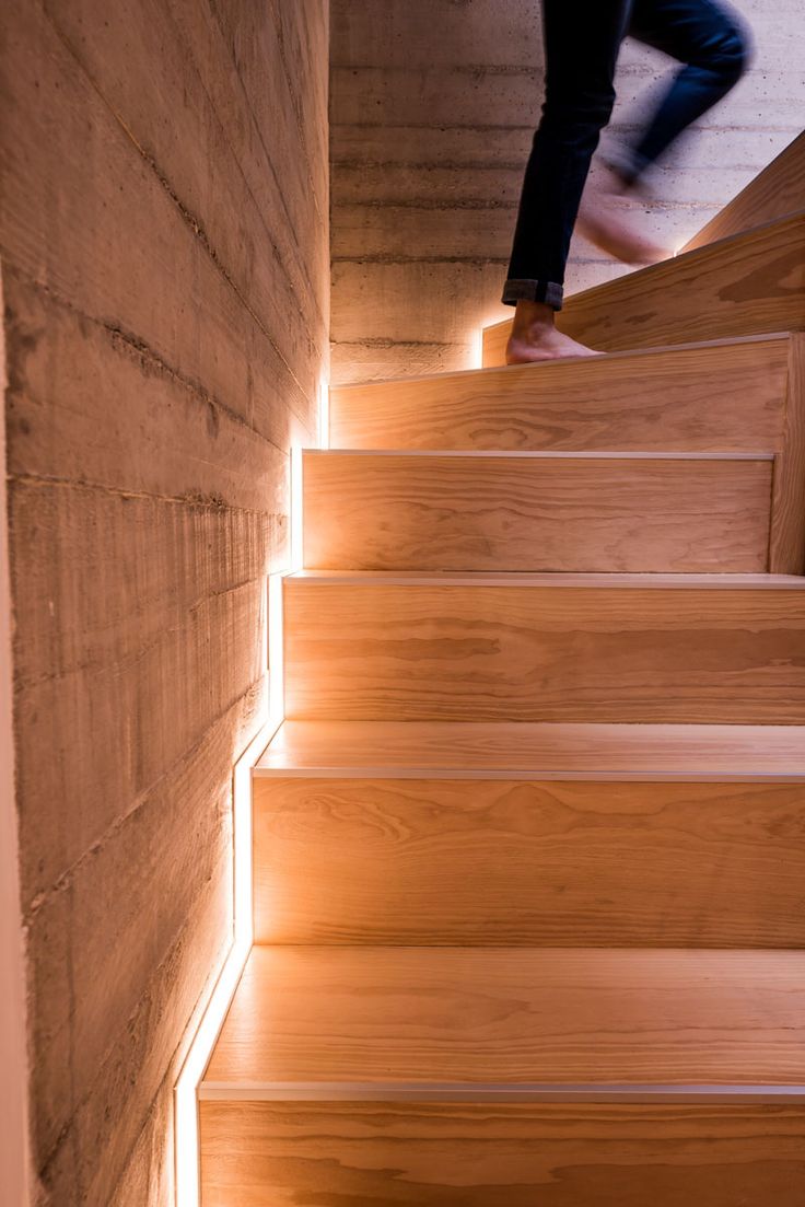 Освещение деревянной лестницы