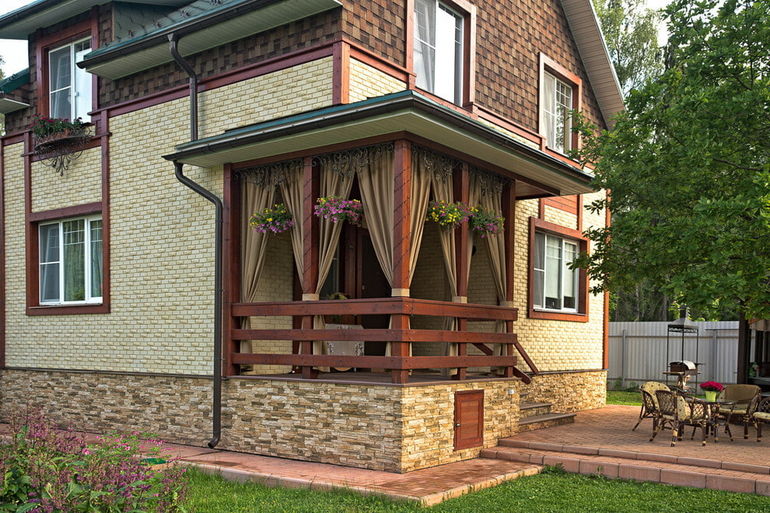 Фото дизайн крыльца частного дома с высоким фундаментом