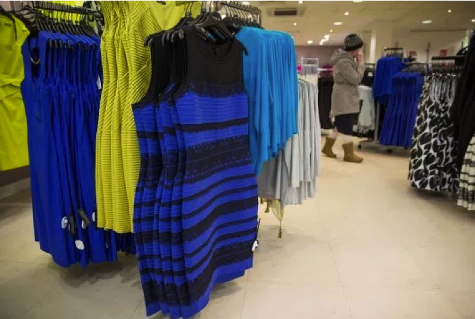 Платье раздора в магазине: оно синее с черным. 