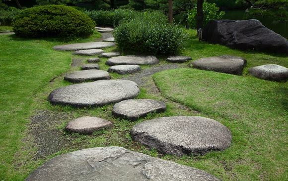дорожка из камней в саду