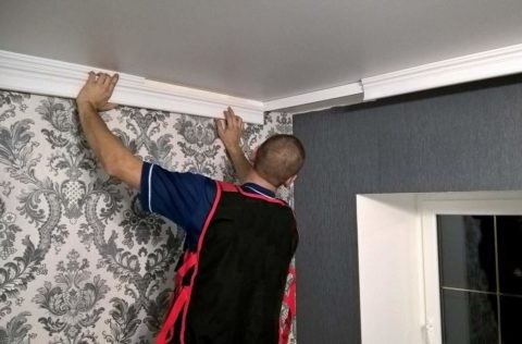 Иногда монтировать багеты приходится поверх обоев Иногда монтировать багеты приходится поверх обоев