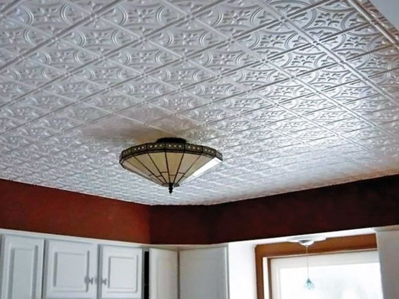 Потолочная плитка легко монтируется на потолок