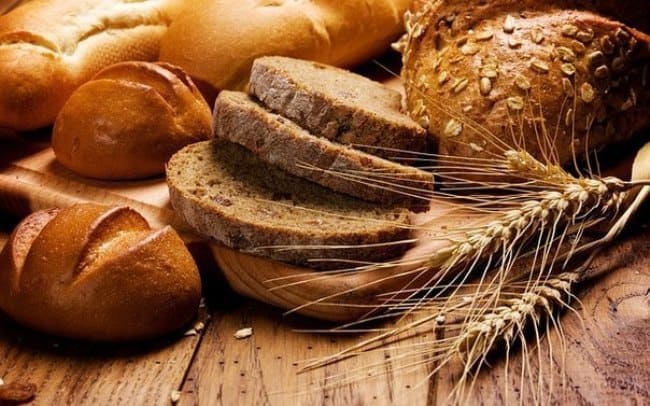 Хлеб поможет справиться с чернилами на обоях