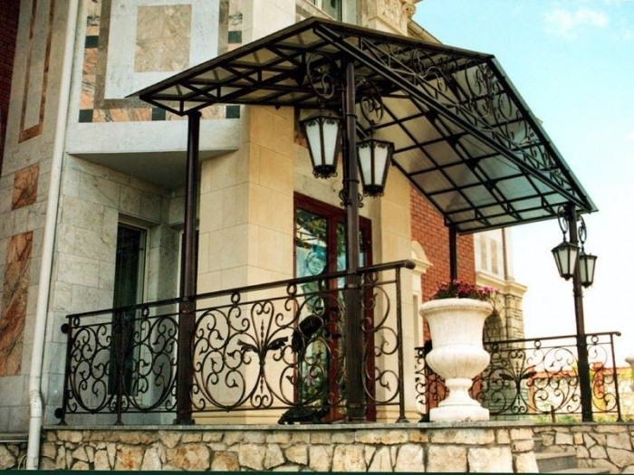 Двускатный козырек из поликарбоната