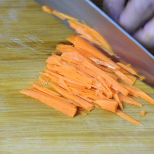 shred veggie to make spring rolls