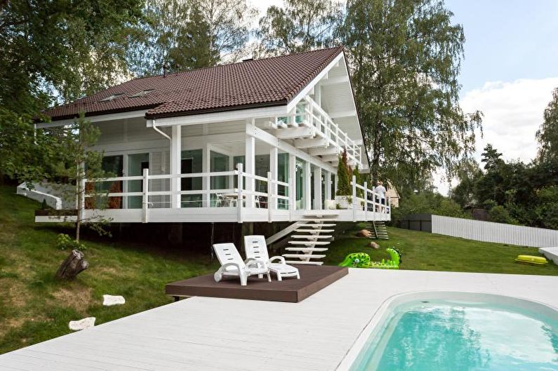 Белый загородный дом в скандинавском стиле - фото