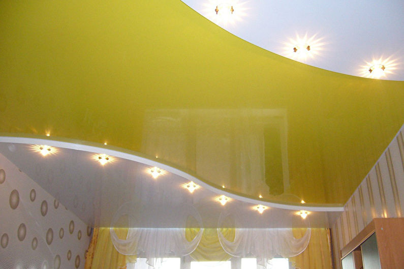 Натяжной потолок в спальне - Яркие цвета