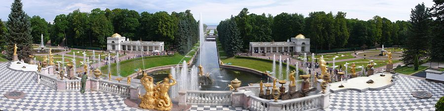 Панорама Нижнего парка от Большого Петергофского дворца