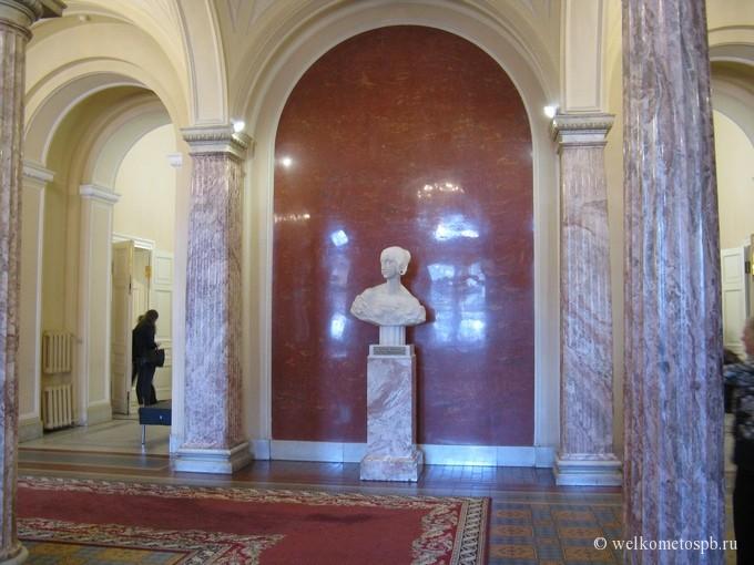 Вестибюль Мариинского дворца. Бюст Великой княгини Марии Николаевны