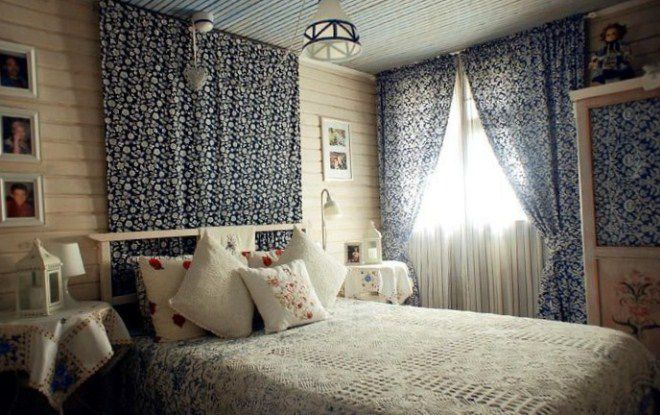 маленькая деревянная спальня