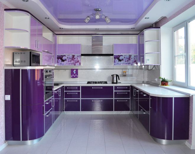 потолок фиалкового цвета на кухне