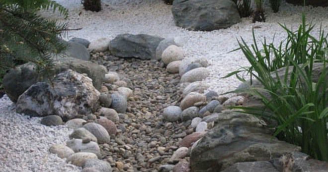 сухой ручей из камней