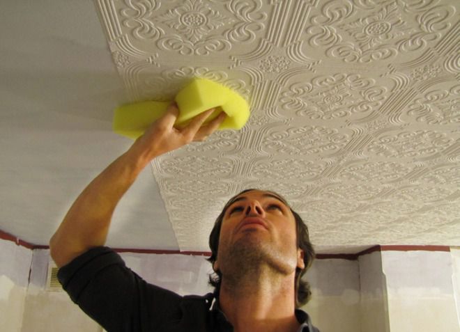 как клеить флизелиновые обои на потолок