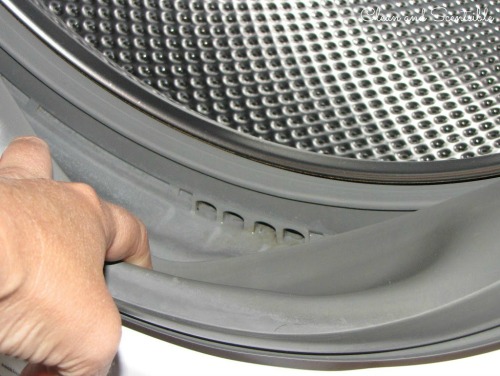 Great tutorial on how to clean your washing machine and get rid of that washing machine smell for good! A must read!