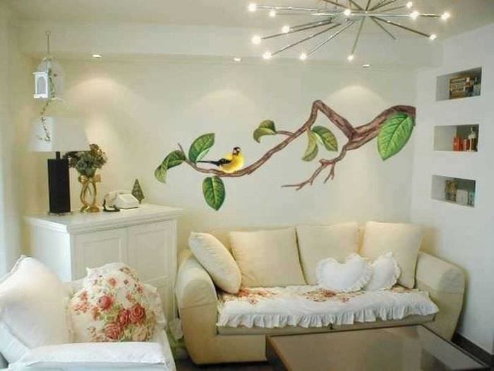 вариант оригинального интерьера квартиры с декоративным рисунком на стене