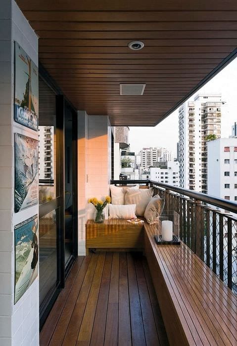 вариант современного интерьера маленького балкона