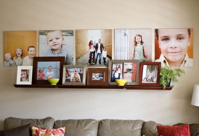 Полка с семейными фотографиями на стене гостиной