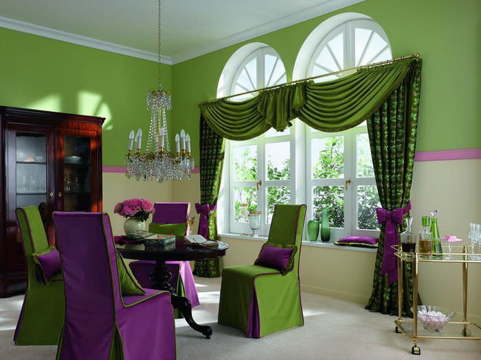 Дизайн гостиного помещения с темно-зелеными шторами