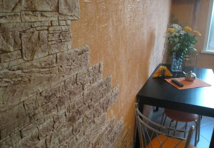 Плитки серо-коричневого декоративного камня на стене обеденной зоны