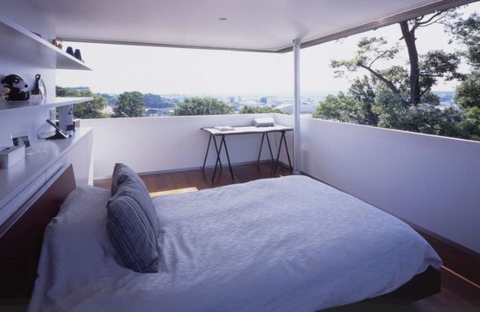 Имитация окна в дизайне спальной комнаты