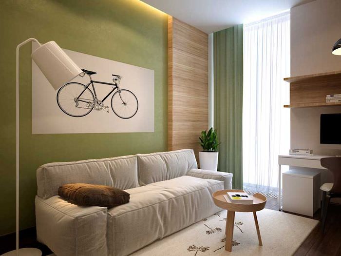 Картина с велосипедом на зеленой стене гостиной