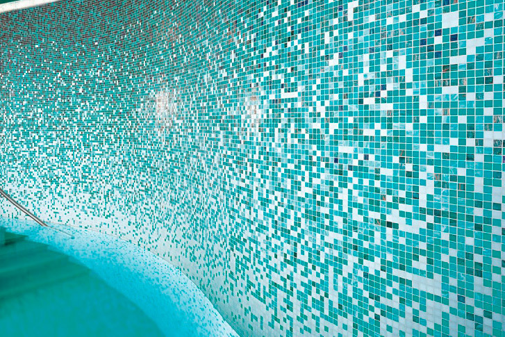 Отделка стен мозаикой в бассейне