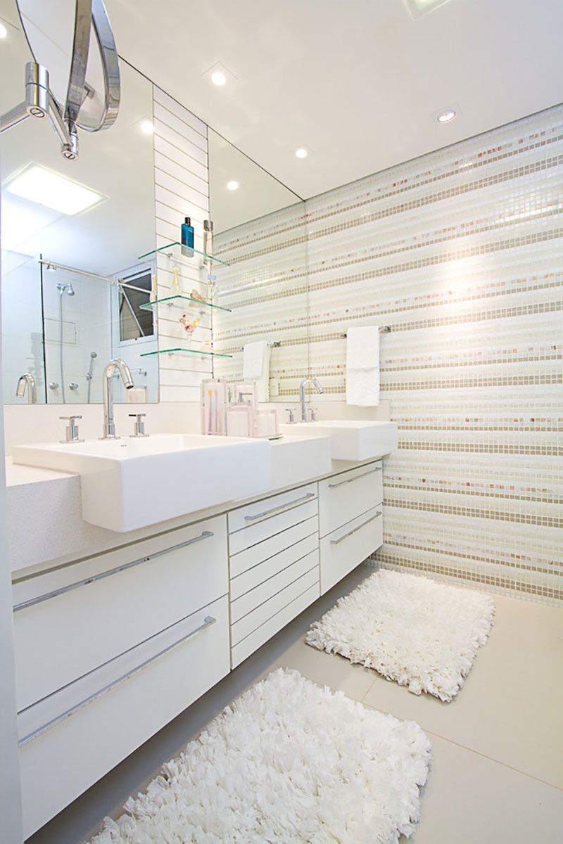 Горизонтальный узор из мозаики на стенах в узкой ванной комнате