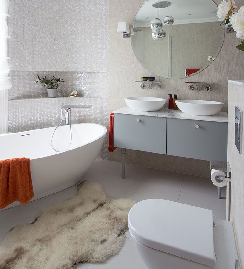 Классическая ванная комната небольших размеров с отделкой белой мозаикой