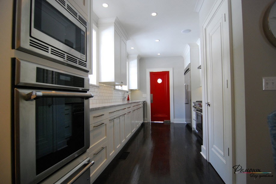 Красная дверь в кухне