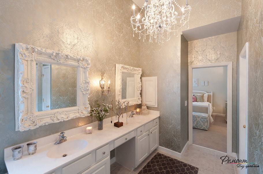 Удивительно нежная ванная комната с серо-серебристыми обоями на стенах