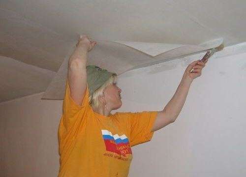 Как клеить стеклообои на потолок под покраску?