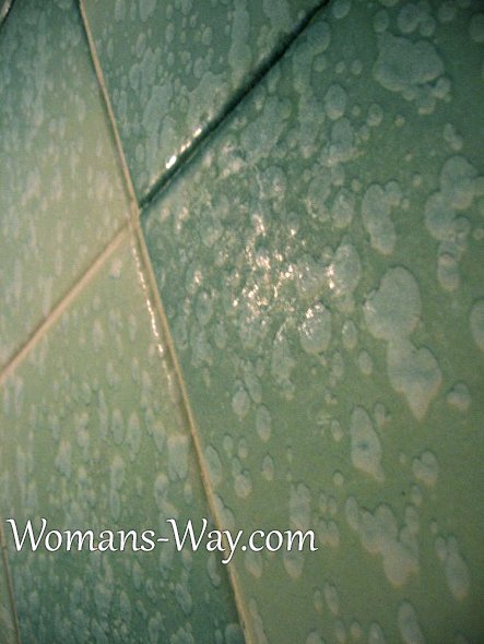Загрязненная поверхность кафельной плитки в ванной известковым налетом