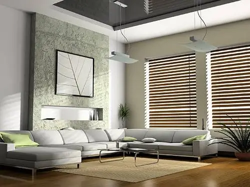 Деревянные жалюзи в интерьере гостиной, выполненной в стиле минимализм