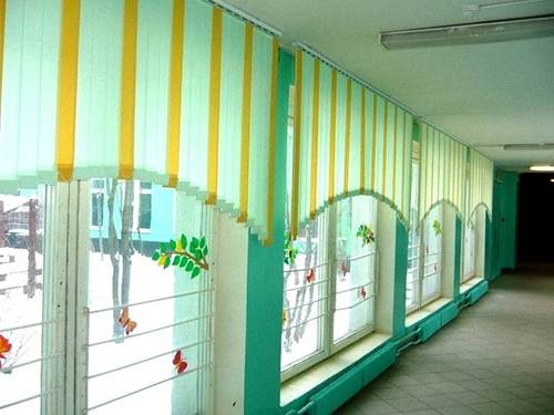 Вертикальные жалюзи в школьном коридоре