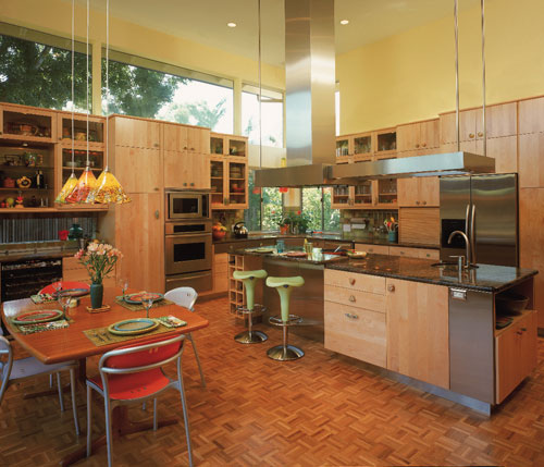 На фото: просторная кухня с деревянным интерьером с использованием зеленного декора 