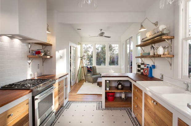На фото: белая кухня с деревянными панелями