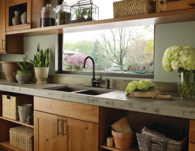 На фото: деревянный интерьер кухни с раковиной на против окна
